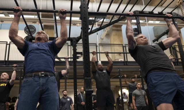 미국의 로버트 F. 케네디 주니어 보건복지부 장관과 피트 헤그세스 국방부 장관이 2025년 8월 13일(현지시간) 국방부 체육관에서 턱걸이를 하고 있다. 연합뉴스