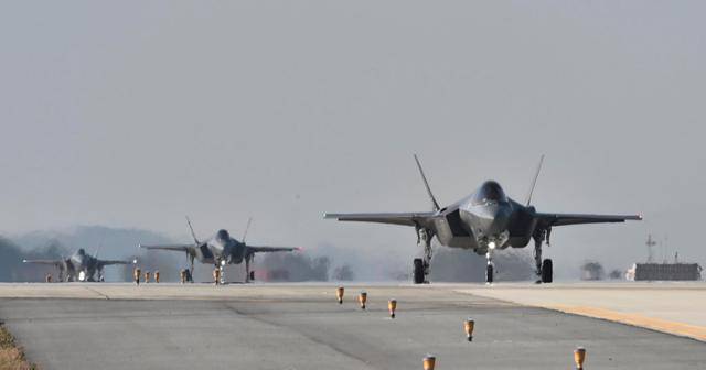 공군 F-35A 전투기 편대가 청주기지에서 이륙하기 위해 활주로로 진입하고 있다. 사진 제공=공군