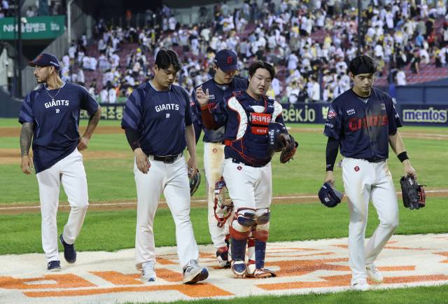 21일 서울 잠실야구장에서 열린 프로야구 롯데 자이언츠와 LG트윈스의 경기에서 6-6으로 무승부한 롯데 선수들이 아쉬워하고 있다. 2025.8.21. 연합뉴스