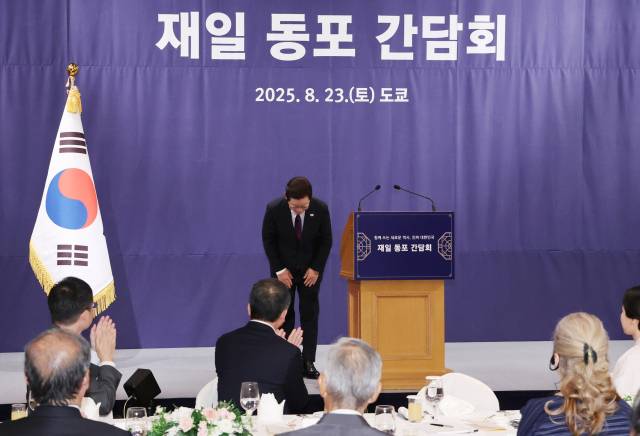 이재명 대통령이 23일 일본 도쿄의 한 호텔에서 열린 재일동포 오찬 간담회에서 인사하고 있다. 연합뉴스