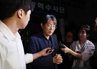 주식 차명 거래 의혹을 받고 있는 이춘석 의원이 8월 15일 서울 마포구 서울경찰청 금융범죄수사대에서 조사를 마친 뒤 나서고 있다. 뉴스1