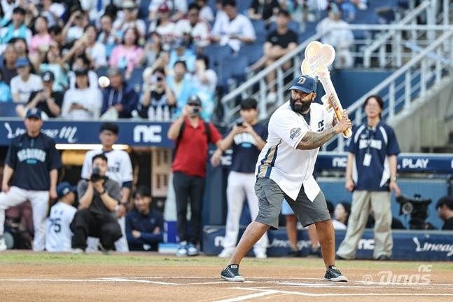 전 NC 에릭 테임즈가 22일 창원 롯데전에서 시타자로 나서고 있다. /사진=NC 다이노스 제공
