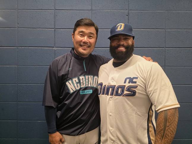 NC 이호준 감독(왼쪽)이 에릭 테임즈와 기념촬영을 하고 있다. /사진=NC 다이노스 제공