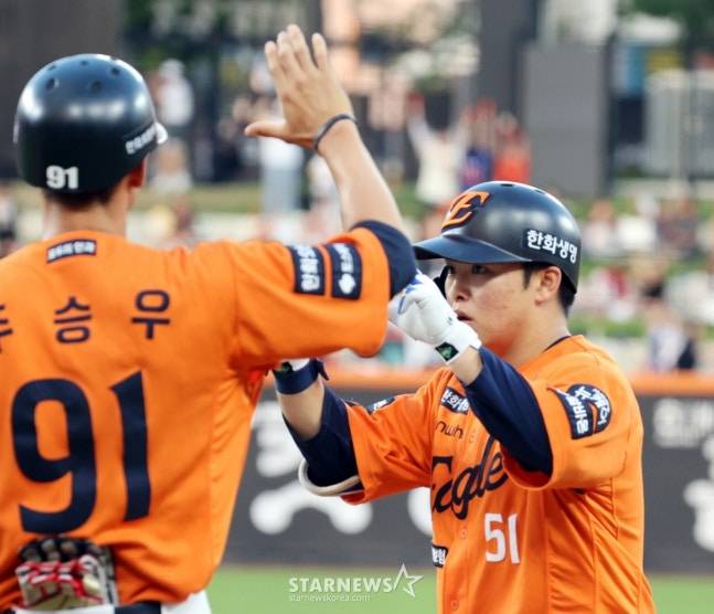 3회말 문현빈(오른쪽)이 1타점 선제 적시타를 날리고 세리머니를 하고 있다. /사진=강영조 선임기자