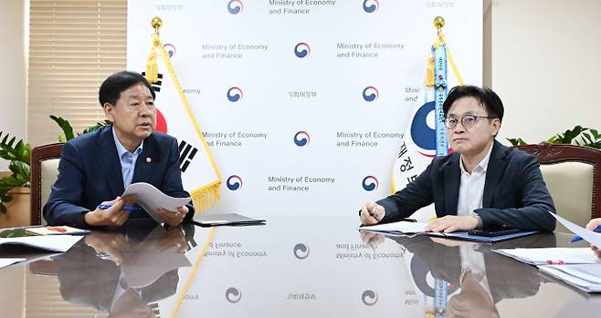 구윤철(왼쪽) 부총리 겸 기획재정부 장관이 17일 석유화학산업 사업재편 진행상황 관계장관 현안간담회를 주재하고 있다.[사진｜뉴시스]