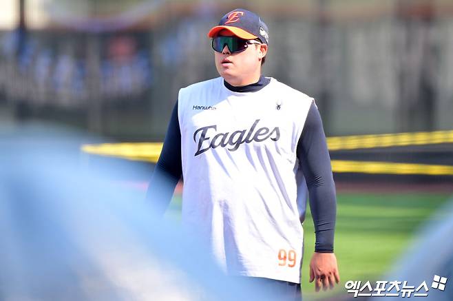 22일 오후 대전 한화생명 볼파크에서 열리는 '2025 신한 SOL Bank KBO리그' SSG 랜더스와 한화 이글스의 경기, 한화 류현진이 락커룸으로 향하고 있다. 엑스포츠뉴스 대전, 김한준 기자