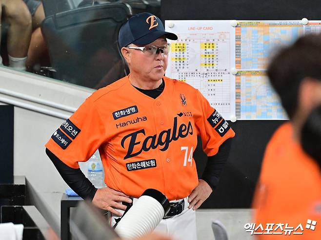 22일 오후 대전 한화생명 볼파크에서 열린 '2025 신한 SOL Bank KBO리그' SSG 랜더스와 한화 이글스의 경기, 한화 김경문 감독이 생각에 잠겨 있다. 엑스포츠뉴스 대전, 김한준 기자