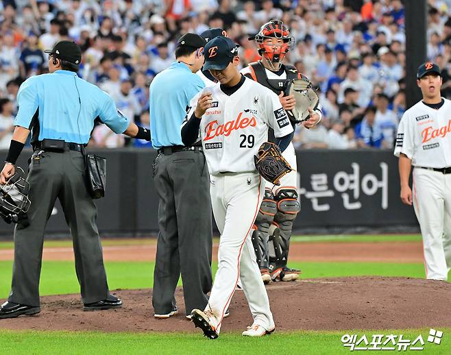 29일 오후 대전 한화생명 볼파크에서 열린 '2025 신한 SOL Bank KBO리그' 삼성 라이온즈와 한화 이글스의 경기, 3회초 2사 1루 한화 황준서가 마운드를 내려가고 있다. 엑스포츠뉴스 DB