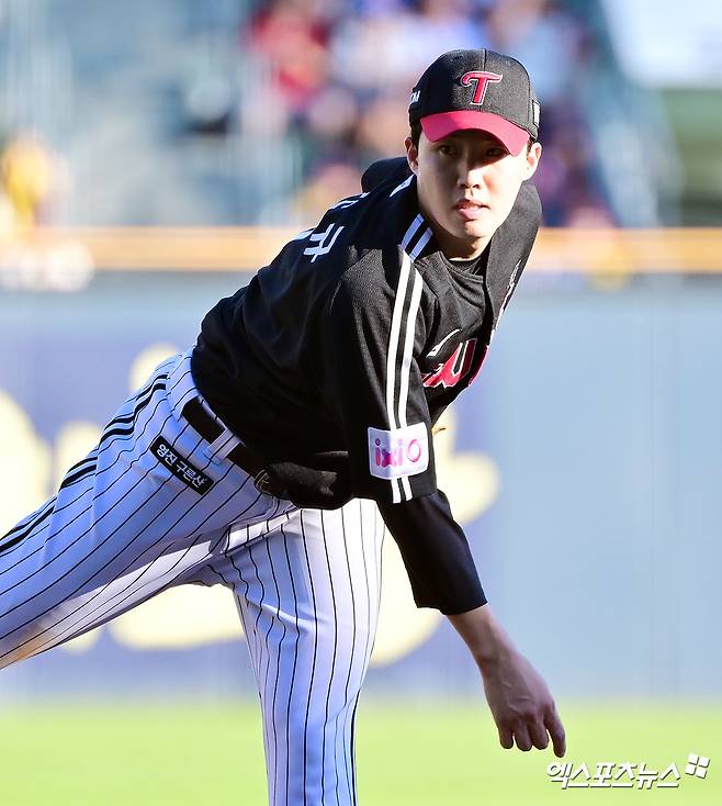 26일 오후 서울 송파구 잠실야구장에서 열린 '2025 신한 SOL Bank KBO리그' LG 트윈스와 두산 베어스의 경기, 1회말 LG 선발투수 임찬규가 공을 힘차게 던지고 있다. 엑스포츠뉴스 DB