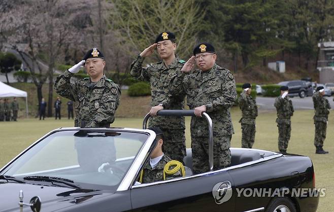 열병하는 전인범 특전사령관 2015년 4월 14일 서울 송파구 특수전사령부에서 열린 특전사령관 이취임식에서 26대 사령관으로 취임한 장경석 중장(가운데)과 자리를 물려주고 떠나는 전인범 사령관(오른쪽)이 열병하고 있다. 
[특수전사령부 제공]