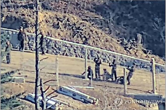 합참, 최근 북한군 동향 공개 (서울=연합뉴스) 합참이 23일 언론에 배포한 '최근 북한군 동향' 자료를 통해 러시아에 파병된 북한군 중 1천100여명의 사상자가 발생한 것을 확인했으며, 북한군은 현재 교대 또는 증원 파병을 준비하고 있다고 밝혔다. 북한은 또한 남북 군사분계선(MDL) 일대 경계를 강화하면서 대남 풍선 부양 준비를 이어가고 있으며, 연말께 중거리 탄도미사일(IRBM)급 극초음속 미사일을 발사할 가능성도 있는 것으로 평가됐다. 사진은 전선지역 철책 설치하는 북한군. 2024.12.23 [합참 제공. 재판매 및 DB금지] photo@yna.co.kr