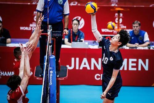 U-21세계선수권에서 스파이크하는 윤경(10번) [FIVB 홈피 캡처. 재판매 및 DB 금지]