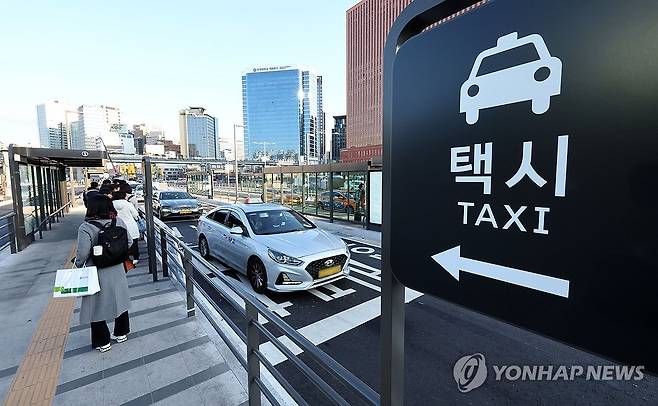 택시 기다리는 시민들  [사진/김인철 기자]