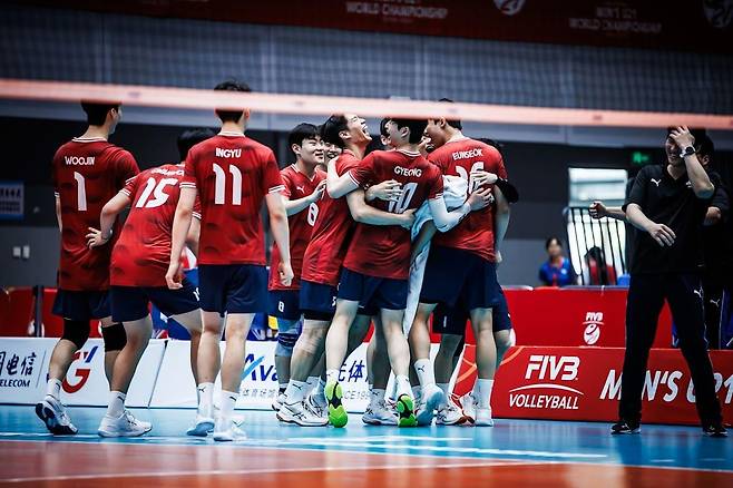 득점 후 기뻐하는 한국 U-21 남자배구 대표팀 선수들 [FIVB 홈피 캡처. 재판매 및 DB 금지]