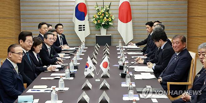 이재명 대통령, 이시바 총리와 한일 확대정상회담 (도쿄=연합뉴스) 홍해인 기자 = 이재명 대통령과 이시바 시게루 일본 총리가 23일 일본 도쿄 총리 관저에서 한일 확대정상회담을 하고 있다. 2025.8.23 hihong@yna.co.kr