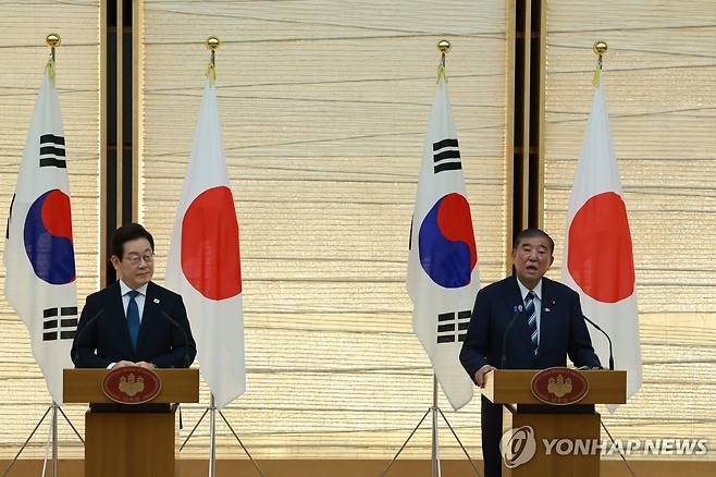 공동 언론 발표 하는 한일 정상 (도쿄=연합뉴스) 홍해인 기자 = 이재명 대통령이 23일 일본 도쿄 총리 관저에서 이시바 시게루 일본 총리와 공동 언론 발표를 하고 있다. 2025.8.23 hihong@yna.co.kr