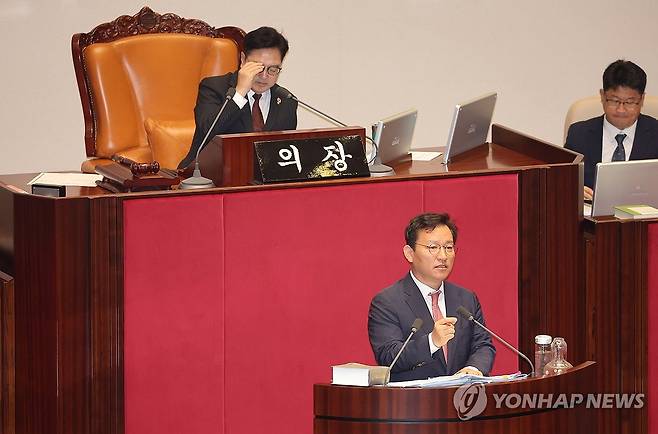 김형동 의원, 노란봉투법에 대한 무제한 토론 (서울=연합뉴스) 박동주 기자 = 국민의힘 김형동 의원이 23일 서울 여의도 국회 본회의에서 노란봉투법(노동조합 및 노동관계조정법 일부개정법률안)에 대한 무제한 토론을 하고 있다. 2025.8.23 pdj6635@yna.co.kr
