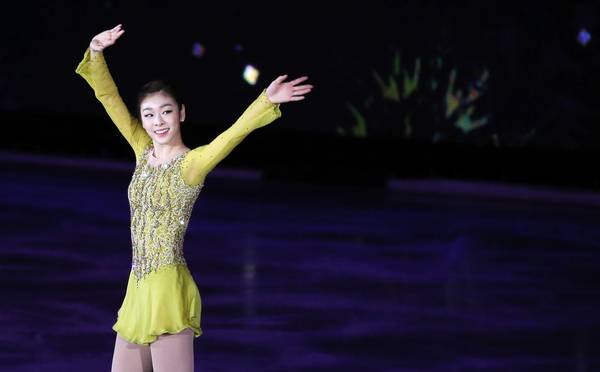 ‘피겨 여왕’ 김연아가 소치 동계올림픽 쇼트 프로그램곡인 ‘어릿광대를 보내주오’ 음악에 맞춰 연기를 마친 뒤 관중석을 향해 손을 흔들고 있다. /연합뉴스