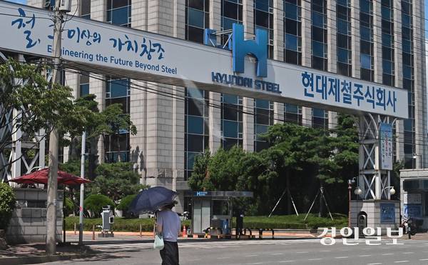 글로벌 관세전쟁과 중국발 저가 공세, 내수침체 등으로 국내 대기업들이 흔들리면서 인천뿐 아니라 전남 여수나 경북 포항 등 제조업 중심 도시들의 지역경제도 직격탄을 맞았다. 사진은 인천 동구에 위치한 현대제철 인천공장. 2025.8.22 /조재현기자 jhc@kyeongin.com