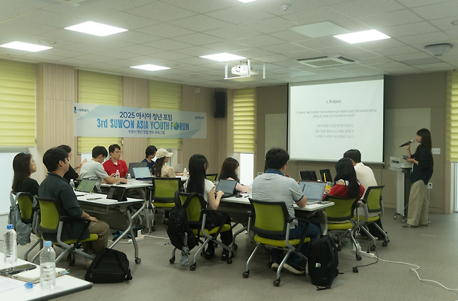 ▲ 9일 수원시 청소년희망등대에서 아시아 청년 포럼 참가자들이 역량 강화 교육을 받고 있다./사진제공=열림협동조합