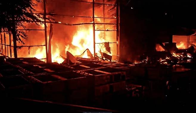 23일 오후 화성시 팔탄면 구장리 의 한 전자 부품 제조 공장에서 불이 나고 있다. 사진=경기도소방재난본부