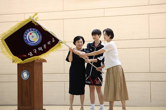 구미중 농구부 창단식에서 박금순(사진 왼쪽부터) 교장과 주장, 학교운영위원장이 창단 선포를 한뒤 교기를 흔들고 있다. 사진=경기도교육청
