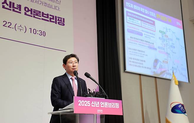 이상일 용인시장이 올해 신년기자회견에서 경강선 연장 철도노선 건설의 빠른 건설의 중요성을 강조하고 있다.<용인시 제공>