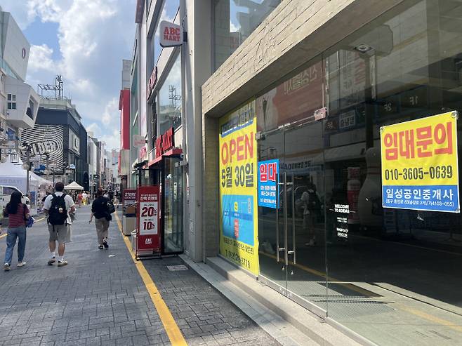 20일 광주 동구 충장로에 위치한 점포에 임대 문구가 크게 걸려 있다. /박건우 기자