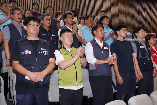 24일 국회 본회의에서 '노동조합 및 노동관계조정법 일부개정법률안(노란봉투법)'이 통과되자 민주노총 양경수 위원장과 조합원, 진보당 당원들이 기뻐하고 있다./연합뉴스