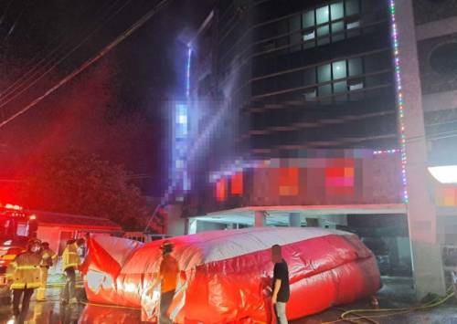 ◇지난 22일 밤 11시47분께 강릉시 주문진읍 교향리의 한 모텔에서 화재가 났다. 사진=강원특별자치도소방본부 제공