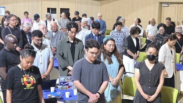 지난 5일 합천문화예술회관에서 열린 '2025 합천비핵평화대회'에서 세계 7개 국가에서 온 원폭 피해자와 활동가들이 원폭 희생자를 기리며 묵념하고 있다. /유은상 기자