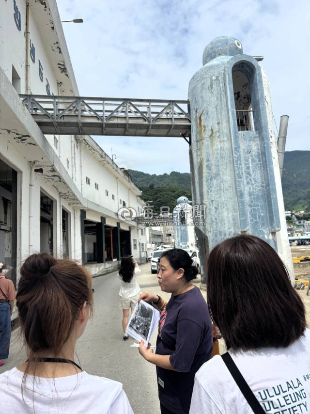 경북 울릉도 저동항 냉동공장 앞에 설치된 팽귄 구조물. 울릉도를 찾은 외국인 광광객에게 팽귄 구조물을 설명하고 있는 김민정씨. 김민정씨 제공