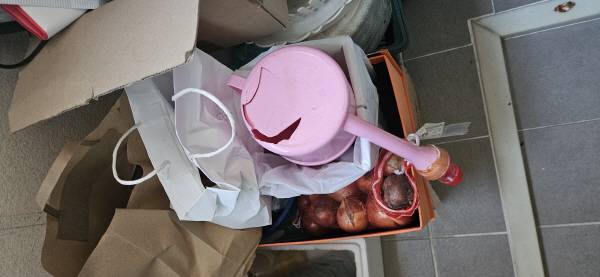 최근 포항시 북구 양덕동 A아파트 보일러실 천정에 설치된 자동확산소화기가 떨어져 바닥에 있던 물뿌리개가 부서진 모습.사진 독자제공
