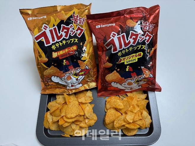 삼양식품이 일본 전용으로 출시한 ‘불닭 감자칩’. 국내 생산 후 일본으로 수출돼 현지 유통 채널에서 판매된다. (사진=한전진 기자)