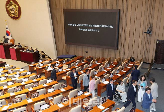 24일 오전 서울 여의도 국회 본회의에서 노동조합 및 노동관계조정법 일부개정법률안(대안)에 대한 무제한토론 종결동의의 건이 상정되자 국민의힘 의원들이 본회의장을 나가고 있다. (사진=노진환 기자)