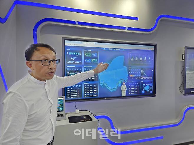 지난 18일 중국 장쑤성 난징 튜링연구소에서 만난 왕쉬 기술연구부장이 연구소 사업을 소개하고 있다. (사진=이데일리 이명철 특파원)