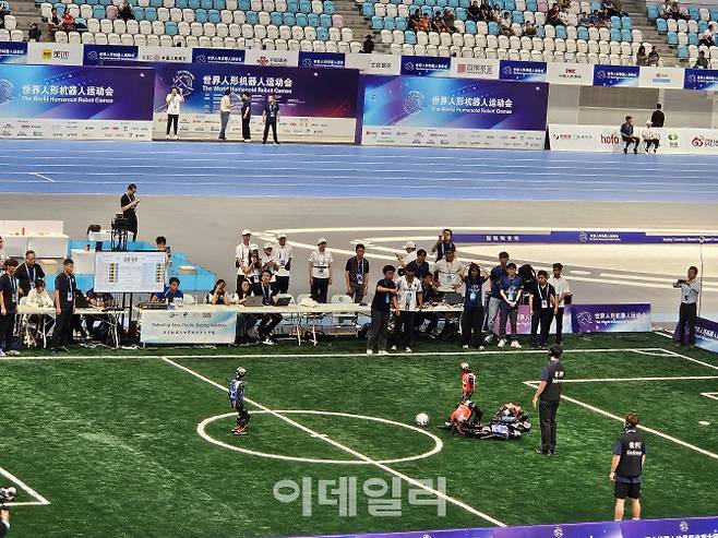 지난 15일 중국 베이징에서 열린 ‘2025 휴머노이드 로봇 대회’ 중 축구 경기에서 로봇들이 뒤엉켜 넘어지고 있다. (사진=이데일리 이명철 특파원)