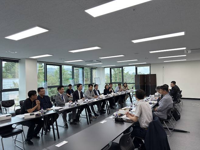 대통령 직속 국정기획위원회 경제2분과는 18일 국정기획위원회 회의실에서 사회주택 활성화를 위한 간담회를 가졌다. 이정헌 소위원장(왼쪽 네 번째)이 간담회에서 발언하고 있다. (사진=국정기획위원회)