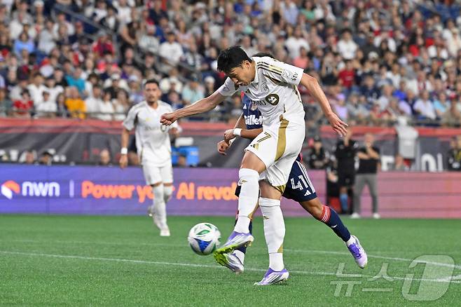 미국메이저리그사커(MLS) LA FC의 공격수 손흥민이 17일(이하 한국시간) 미국 매사추세츠 폭스버러의 질레트 스타디움에서 열린 2025 MLS 28라운드 뉴잉글랜드 원정 경기 전반 슛을 시도하고 있다. 손흥민은 이날 4-3-3 포메이션의 최전방 공격수로 선발 출전했다. ⓒ 로이터=뉴스1