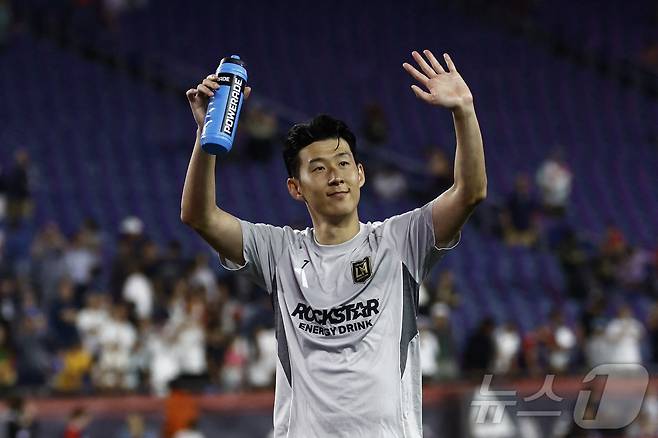 미국메이저리그사커(MLS) LA FC의 공격수 손흥민이 17일(이하 한국시간) 미국 매사추세츠 폭스버러의 질레트 스타디움에서 열린 2025 MLS 28라운드 뉴잉글랜드 원정 경기에서 승리 후 팬들에게 인사하고 있다. 손흥민은 이날 4-3-3 포메이션의 최전방 공격수로 선발 출전했다. ⓒ AFP=뉴스1