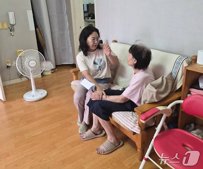 대구 수성구 노인맞춤돌볼서비스를 하는 생활지원사가 독거노인 가정에서 안부를 확인하고 있다.(대구 수성구 제공.재판매 및 DB 금지)