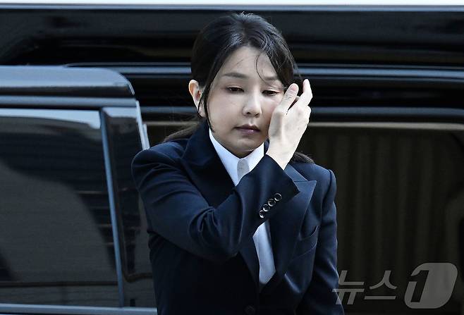 윤석열 전 대통령 부인 김건희 여사가 이달 12일 서울중앙지법에서 열린 자본시장과 금융투자업에 관한 법률 위반 및 정치자금법 위반 혐의 등의 구속 전 피의자 심문(영장실질심사)에 출석하는 모습(뉴스1DB) ⓒ News1