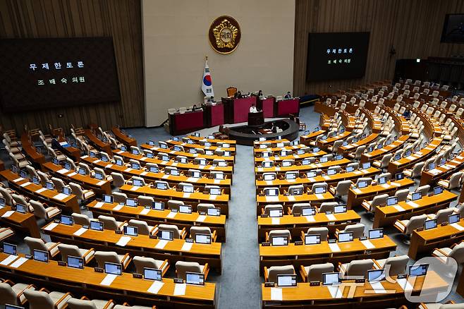 조배숙 국민의힘 의원이 24일 서울 여의도 국회에서 열린 제428회 국회(임시회) 제2차 본회의에서 상법 일부개정법률안에 대한 무제한 토론(필리버스터)을 하는 모습(뉴스1DB) ⓒ News1