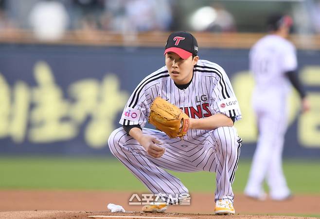 LG 선발투수 임찬규가 16일 잠실구장에서 열린 2025 KBO리그 삼성과 경기에서 투구 전 포수쪽을 바라보고 있다. 잠실 | 최승섭기자 thunder@sportsseoul.com