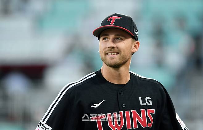 LG 톨허스트가 12일 수원케이티위즈파크에서 열린 2025 KBO리그 KT와 경기 3회말 1사 1루 상황에서 KT 권동진을 투수 앞 병살타로 처리한 뒤 미소를 지으며 더그아웃으로 향하고 있다. 수원 | 박진업 기자 upandup@sportsseoul.com