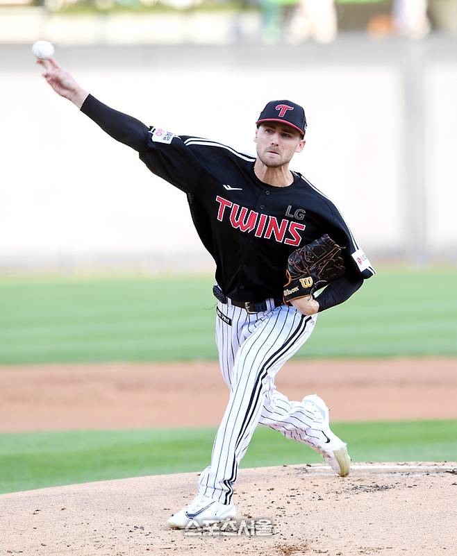 LG 톨허스트가 12일 수원케이티위즈파크에서 열린 2025 KBO리그 KT와 경기에 선발 등판해 힘차게 공을 던지고 있다. 수원 | 박진업 기자 upandup@sportsseoul.com