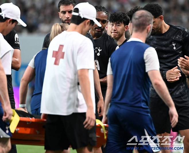 3일 서울월드컵경기장에서 열린 토트넘과 뉴캐슬의 경기, 후반 손흥민이 부상을 당해 쓰러진 메디슨을 바라보며 안타까워 하고 있다. 상암=허상욱 기자wook@sportschosun.com/2025.08.03/