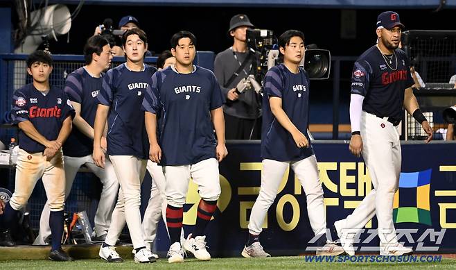 21일 잠실야구장에서 열린 롯데와 LG의 경기, 양팀이 6대6 무승부로 경기가 끝났다. 롯데 선수들이 아쉬운 발걸음을 옮기고 있다. 잠실=허상욱 기자wook@sportschosun.com/2025.08.21/