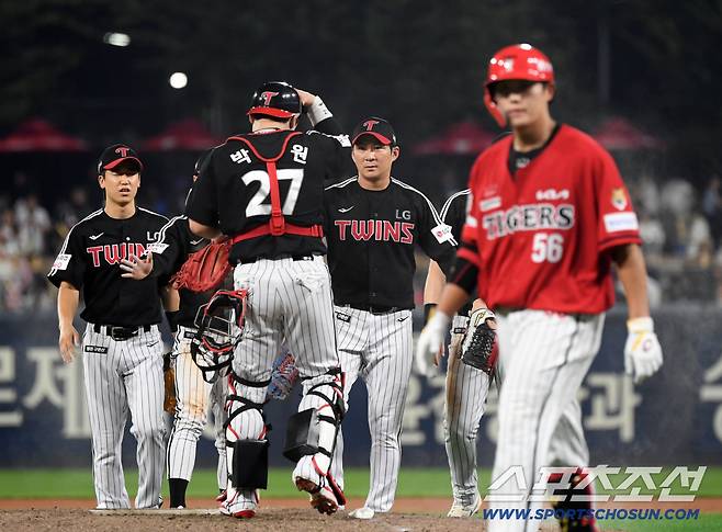 23일 광주 기아챔피언스필드에서 열린 KIA 타이거즈와 LG 트윈스의 경기. 승리한 LG 선수들이 기뻐하고 있다. 광주=박재만 기자 pjm@sportschosun.com/2025.08.23/