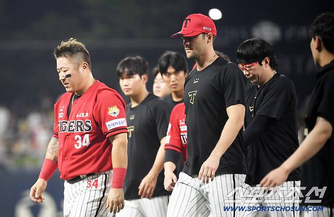 23일 광주 기아챔피언스필드에서 열린 KIA 타이거즈와 LG 트윈스의 경기. 패한 KIA 선수들이 아쉬워하고 있다. 광주=박재만 기자 pjm@sportschosun.com/2025.08.23/